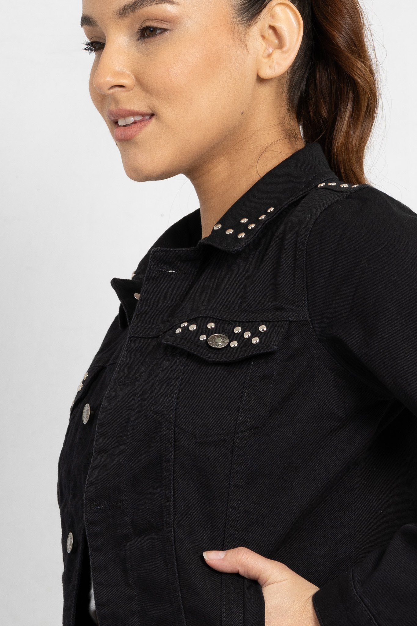 Art. 457 | Campera Negra Rigida Con Tacha