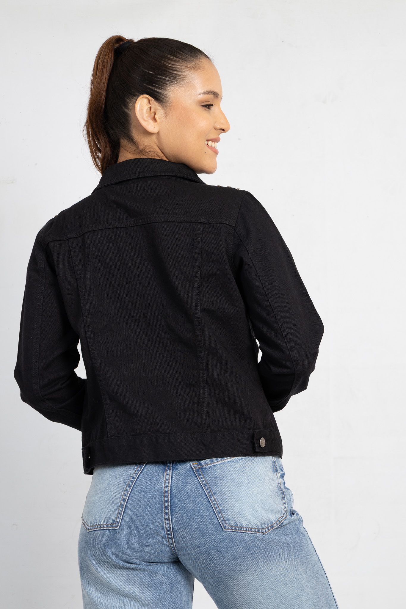 Art. 457 | Campera Negra Rigida Con Tacha