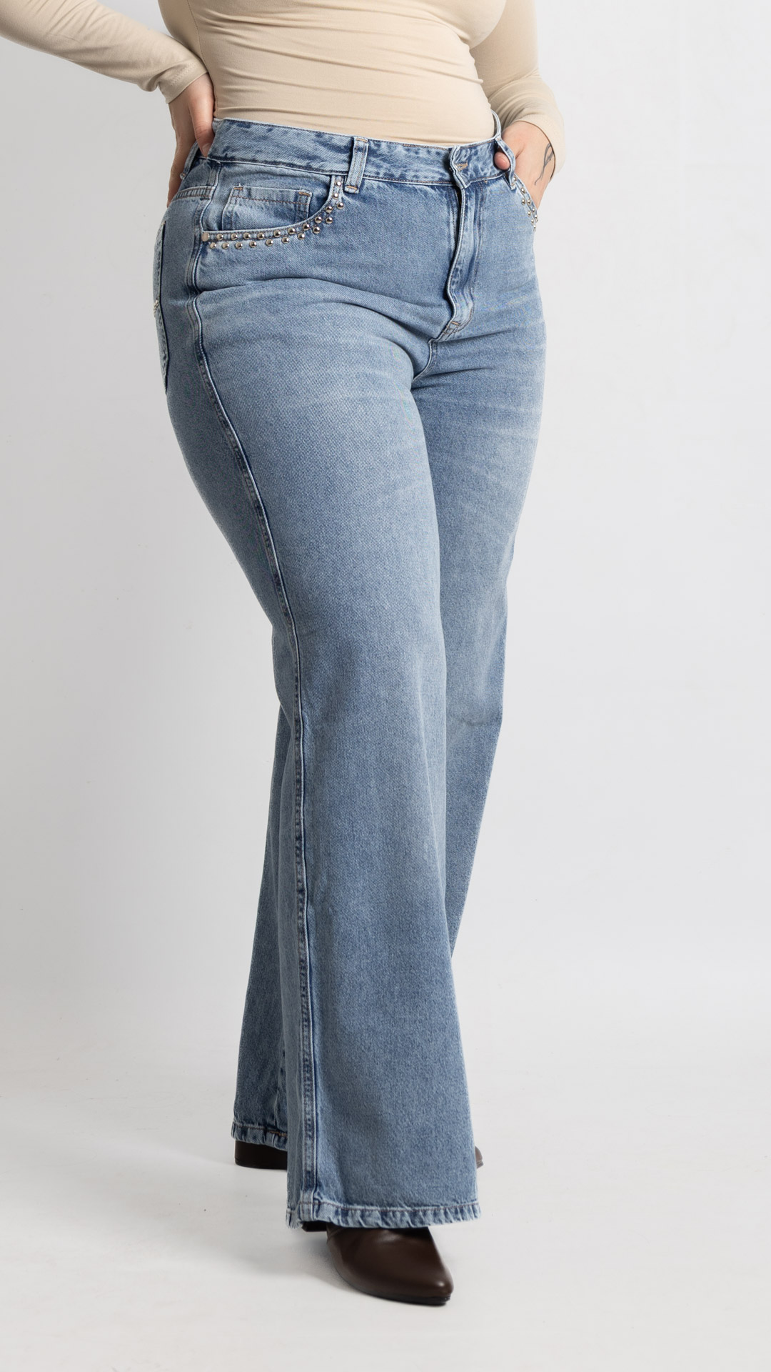 Art. 1013 | Wide Leg Talle Especial Nevado C/Tachas