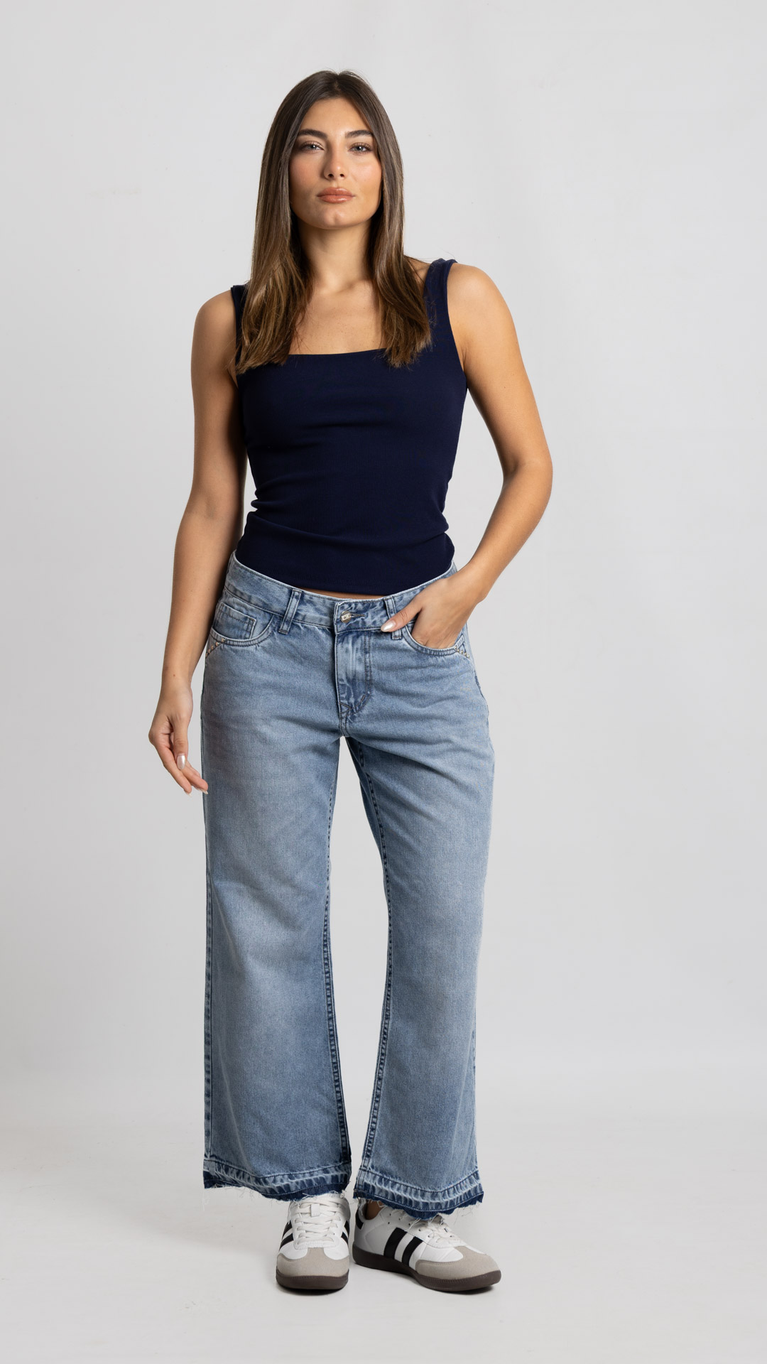 Art. 1023 | Recto Nevado Crop Con Tacha Desatado